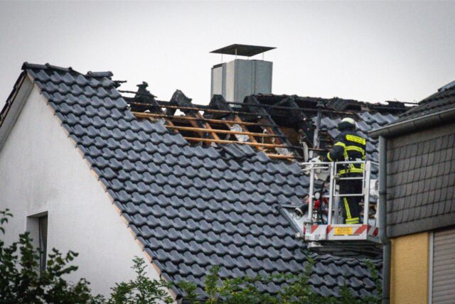 Mit Drehleitern ging die Feuerwehr gegen den Brand im Dachstuhl des Hauses an der Brechtener Straße in Kemminghausen vor.