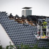 Mit Drehleitern ging die Feuerwehr gegen den Brand im Dachstuhl des Hauses an der Brechtener Straße in Kemminghausen vor.