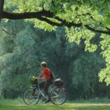 Eine Radfahrerin im Park