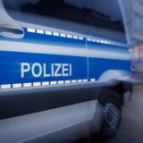 Ein Fahrzeug der Polizei steht auf einer Straße.