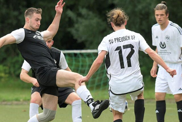 SV Preußens Spieler im Zweikampf.