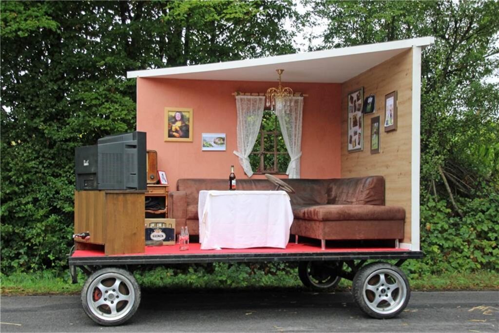 Nicht schnell, aber originell: ein rollendes Wohnzimmer. Nicht schnell, aber originell: ein rollendes Wohnzimmer.