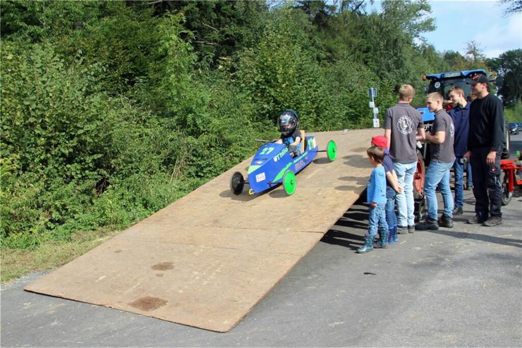 Motor und Pedale sind nicht erlaubt, deswegen gibt es zu Beginn eine Startrampe. Motor und Pedale sind nicht erlaubt, deswegen gibt es zu Beginn eine Startrampe.