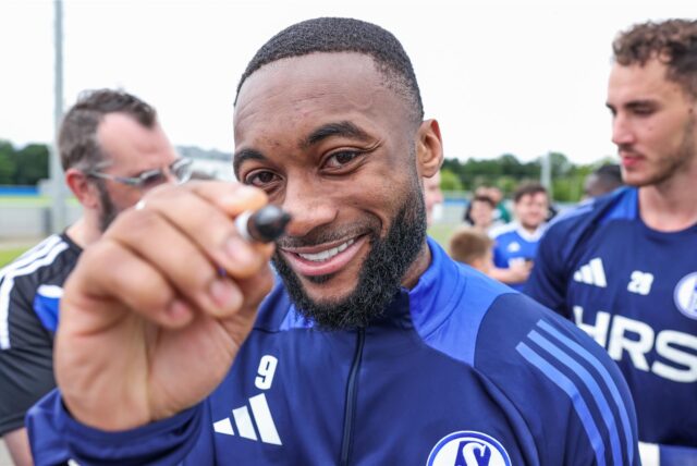 Schrieb am Dienstag Autogramme: Moussa Sylla.