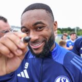 Schrieb am Dienstag Autogramme: Moussa Sylla.