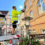 René Nowak installiert eine Videokamera an der Bahnhofstraße
