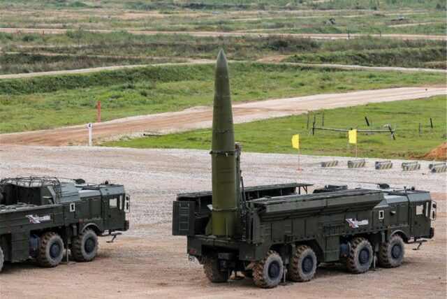 Eine «Iskander-M»-Rakete wird während einer Demonstration des Internationalen Militärtechnischen Forums «ARMY-2016» im «Patriot»-Park der russischen Streitkräfte auf den Abschuss vorbereitet.