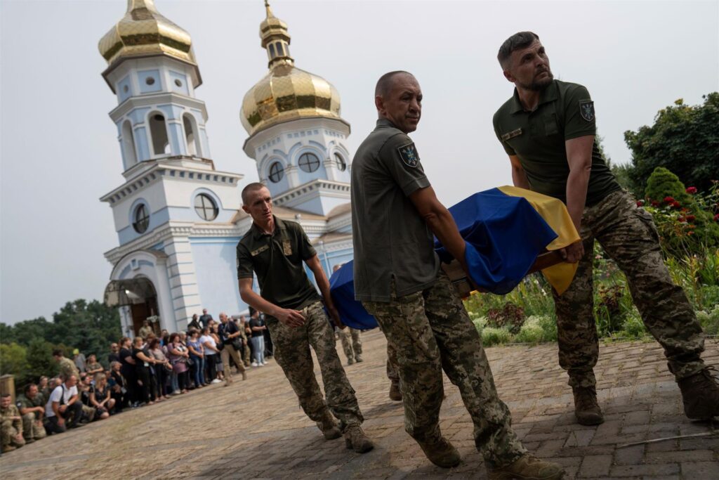 Ukrainische Soldaten der «18. Fliegerbrigade» tragen einen Sarg während einer Abschiedszeremonie für Piloten und Besatzungsmitgliedern der «Mi-8-Militärhubschrauber»