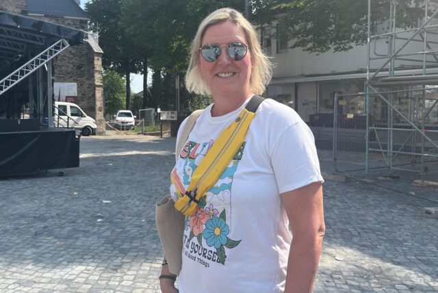 Andrea Agner aus Iserlohn steht auf dem neuen Schwerter-Marktplatz.