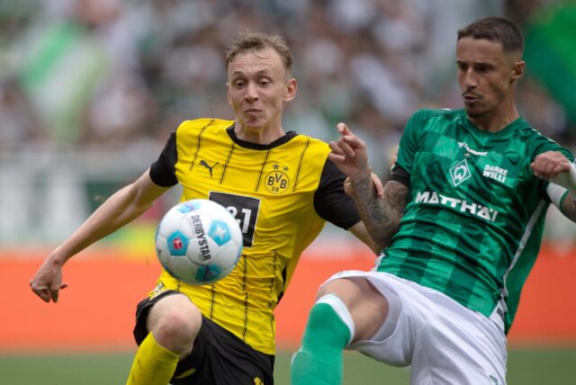 Maximilian Beier führt einen Zweikampf um den Ball.