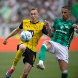 Maximilian Beier führt einen Zweikampf um den Ball.