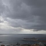 Dunkle Regenwolken hängen über der Bucht und dem Hafen von Palma de Mallorca.