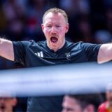 Paralympics, Paris 2024, Sitzvolleyball, North Paris Arena, Vorrunde, Deutschland – Christoph Herzog, Cheftrainer des deutschen Sitzvolleyball-Teams reagiert am Spielfeldrand im Spiel gegen den Iran.
