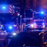 Einsatzfahrzeuge der Feuerwehr stehen vor einem Aachener Krankenhaus.