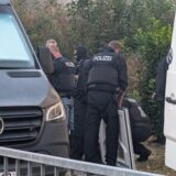 Polizeibeamte durchsuchen ein Gelände und Räume in Jena bei einer Schleuserrazzia.