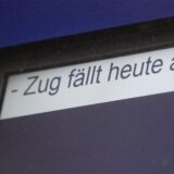 Eine Anzeigetafel kündigt einen Zugausfall an.