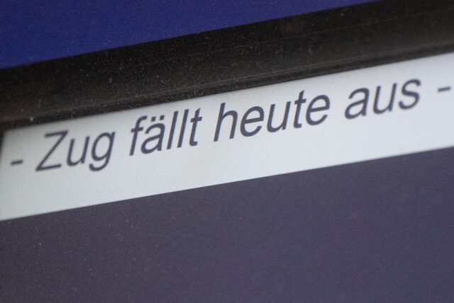 Eine Anzeigetafel kündigt einen Zugausfall an.
