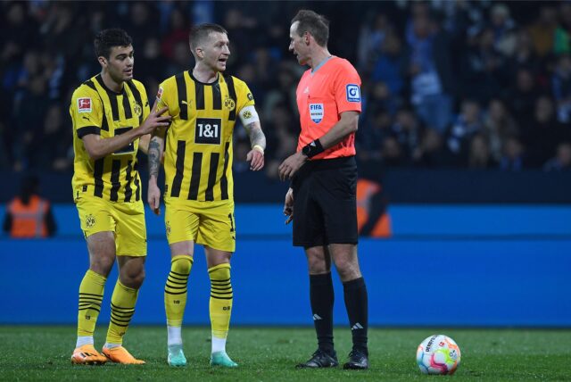 Sascha Stegemann spricht mit Giovanni Reyna und Marco Reus.