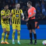Sascha Stegemann spricht mit Giovanni Reyna und Marco Reus.