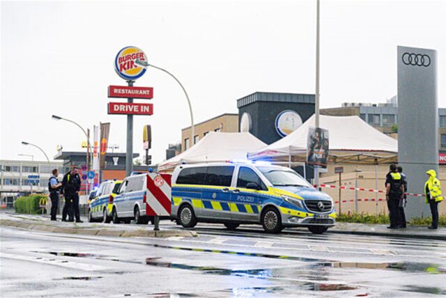 Ein Blaulicht leuchtet auf dem Dach eines Polizeiwagens.