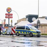 Ein Blaulicht leuchtet auf dem Dach eines Polizeiwagens.