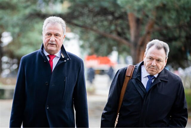 Claus Weselsky (l-r) kommt mit Mario Reiß, damals stellvertretender Vorsitzender GD zu einem Statement.