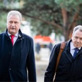 Claus Weselsky (l-r) kommt mit Mario Reiß, damals stellvertretender Vorsitzender GD zu einem Statement.