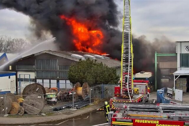 Die Feuerwehr im Einsatz bei einem großen Brand in Dortmund.