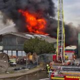 Die Feuerwehr im Einsatz bei einem großen Brand in Dortmund.