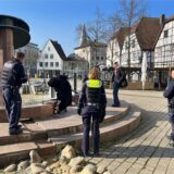 Montage aus Polizeieinsatz am Marktbrunnen in Kamen und dem Leiter der Polizeiwache Stefan Achnitz.