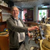 Der Wirt Michael Smajlovic steht in seiner Kneipe in Dortmund-Marten und zapft ein Bier.