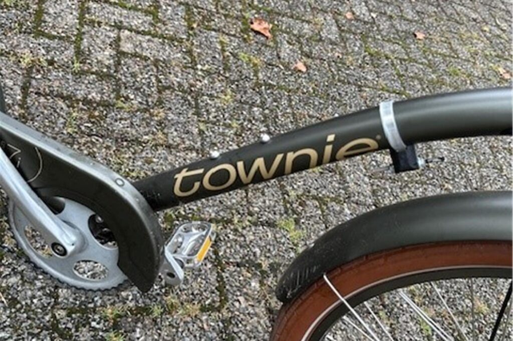 Am Rahmen des Fahrrad steht die Marke Townie