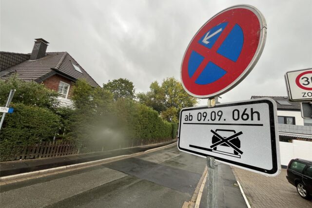 Ein Halteverbotsschild kündigt Bauarbeiten ab Montag, 9. September, in der Oststraße in Holzwickede an.