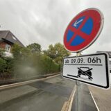 Ein Halteverbotsschild kündigt Bauarbeiten ab Montag, 9. September, in der Oststraße in Holzwickede an.