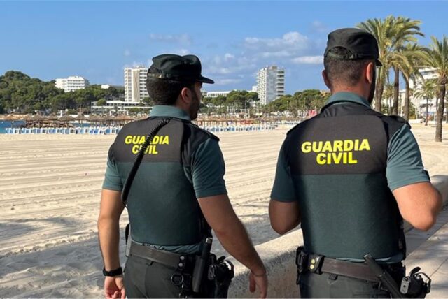 Mitglieder der spanischen Guardia Civil sind nahe eines Strandes im Einsatz.