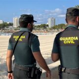 Mitglieder der spanischen Guardia Civil sind nahe eines Strandes im Einsatz.