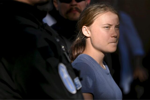 Greta Thunberg, Klimaaktivistin aus Schweden, wird von der Polizei weggetragen, nachdem sie an einer Storm Warning Demonstration von Extinction Rebellion teilgenommen hat.
