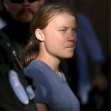 Greta Thunberg, Klimaaktivistin aus Schweden, wird von der Polizei weggetragen, nachdem sie an einer Storm Warning Demonstration von Extinction Rebellion teilgenommen hat.