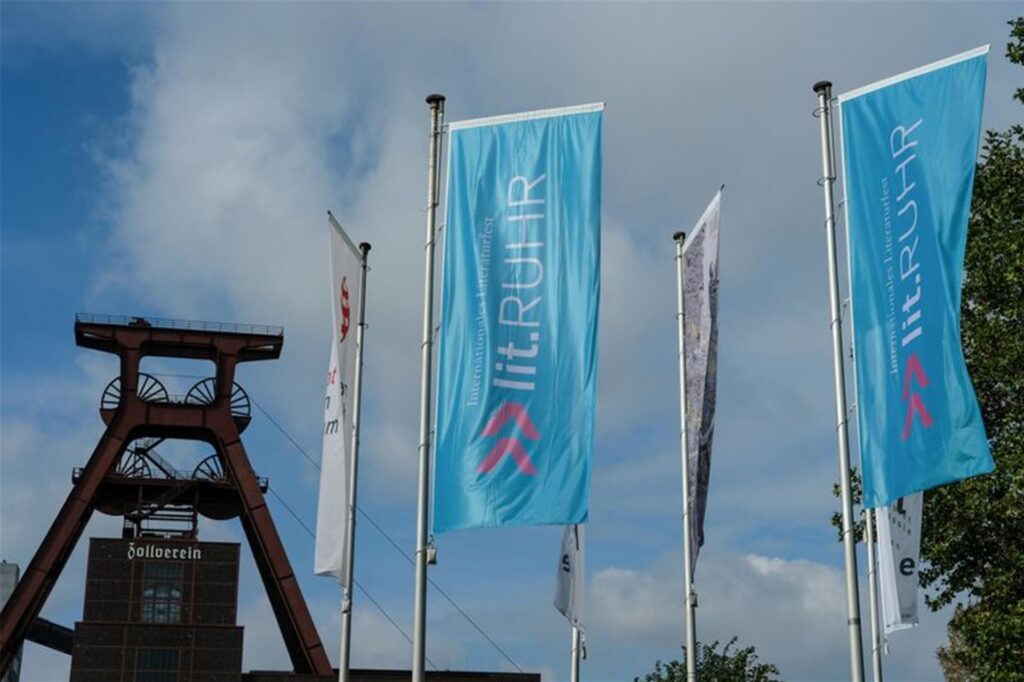 Fahnen vom Literaturfestival Lit.Ruhr wehen auf dem Gelände des Unesco-Welterbe Zeche Zollverein. Fahnen vom Literaturfestival Lit.Ruhr wehen auf dem Gelände des Unesco-Welterbe Zeche Zollverein.
