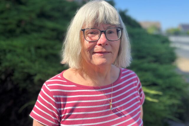 Gudrun Güth aus Waltrop steht vor einem Baum.
