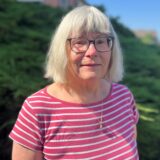 Gudrun Güth aus Waltrop steht vor einem Baum.