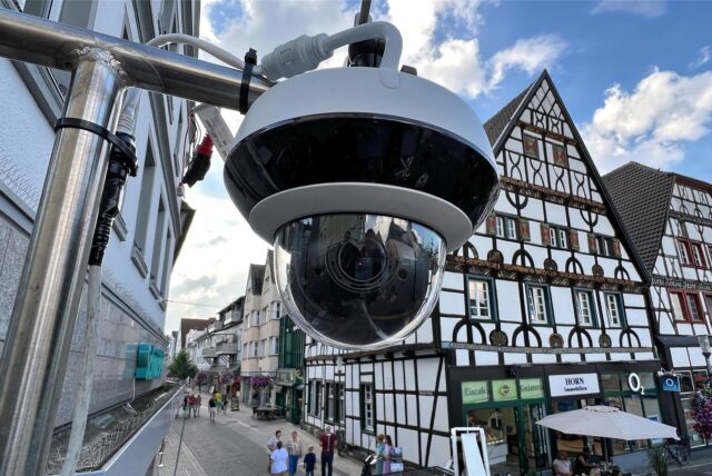 Eine Überwachungskamera hängt in Unna an der Ecke Alter Markt/Massener Straße