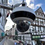 Eine Überwachungskamera hängt in Unna an der Ecke Alter Markt/Massener Straße