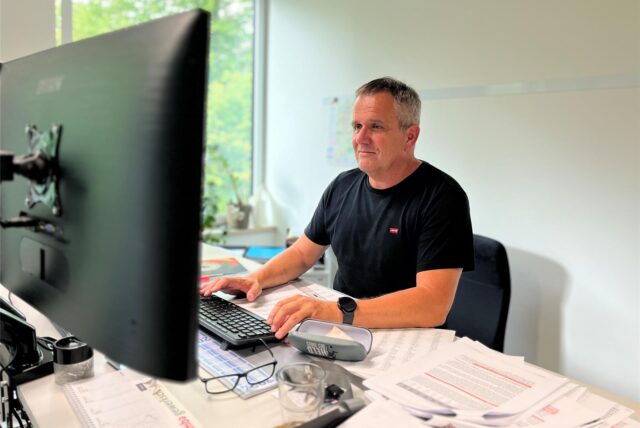 Kämmerer Andreas Heinrich an seinem Arbeitsplatz im Rathaus.