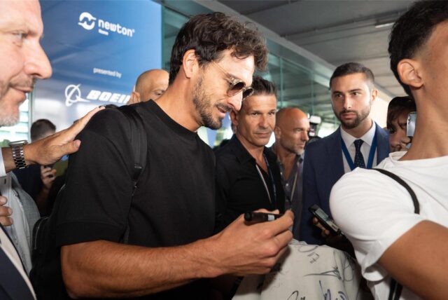 Mats Hummels bei der Ankunft am Flughafen in Rom.