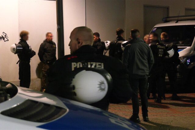 Auseinandersetzung nach Freundschaftsspiel: Polizei kontrolliert mehrere Fans in Gelsenkirchen.