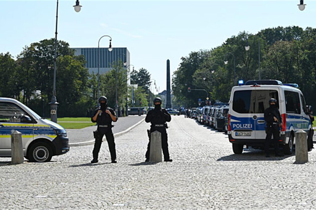 Polizisten sind in München im Einsatz.