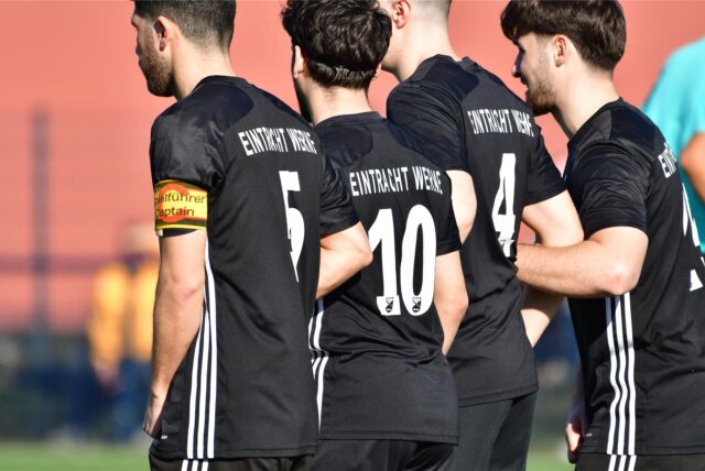 Spieler von Eintracht Werne bilden eine Mauer.