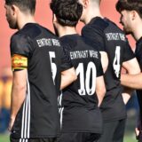 Spieler von Eintracht Werne bilden eine Mauer.