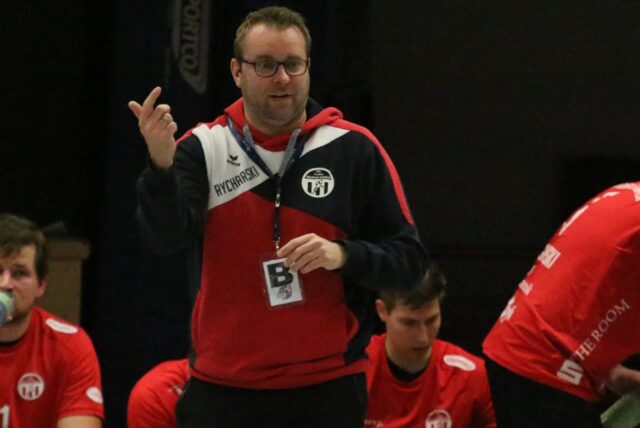 Saisonstart für Thomas Rycharski und den HC TuRa Bergkamen, aber der Trainer muss wohl wieder einmal improvisieren.